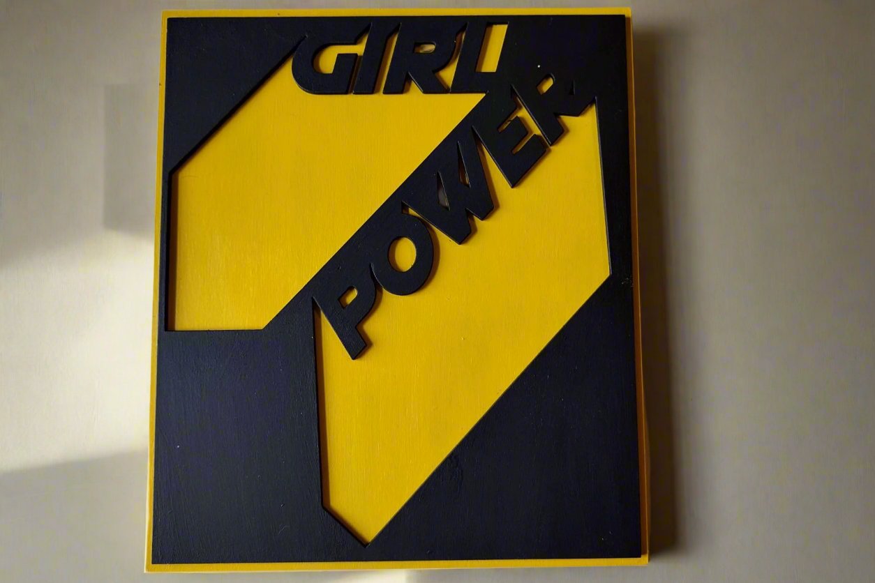 Decoración de pared con el mensaje "Girl Power"